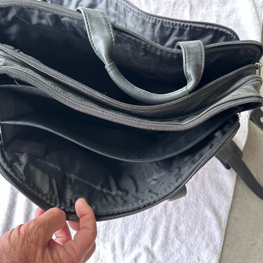 Kenneth Cole leather computer shoulder bag